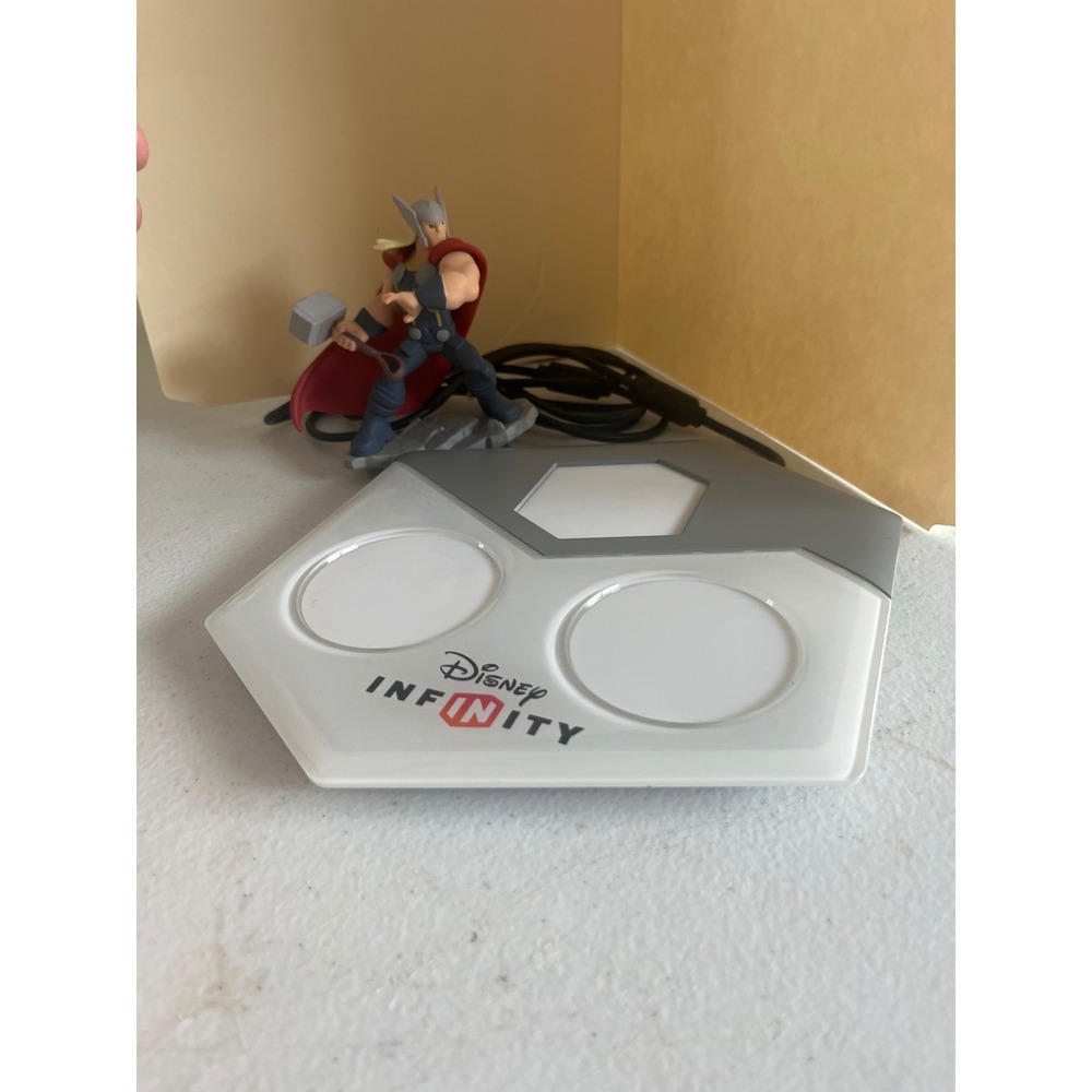 Disney Infinity 2.0 Marvel Super Heroes Base Station and Thor Figure USB Portal